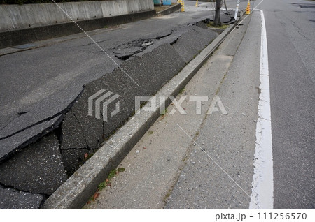 石川県かほく市 液状化現象で破損した道路 石川県かほく市 液状化現象で破損した道路 111256570