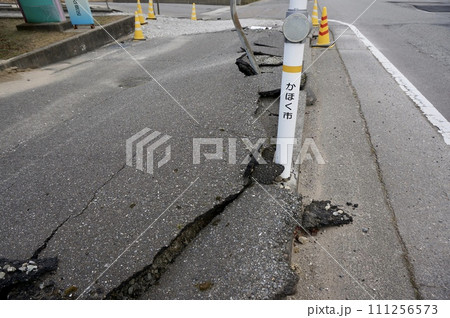 石川県かほく市 液状化現象で破損した道路 石川県かほく市 液状化現象で破損した道路 111256573