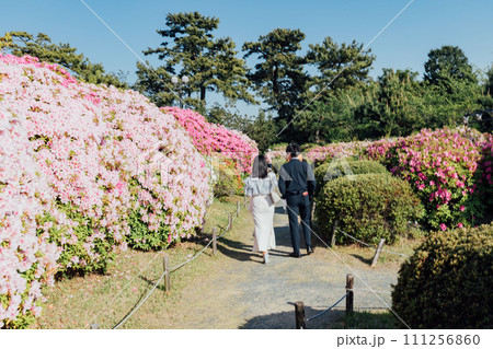 蒲郡クラシックホテル　つつじ祭りを楽しむカップル 111256860