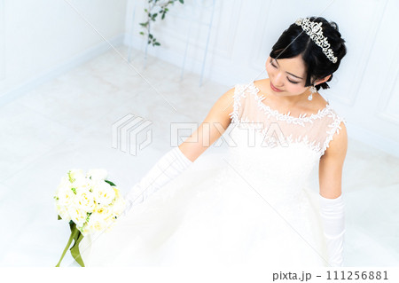 ウェディングドレス姿の花嫁 111256881