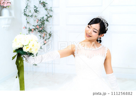 ウェディングドレス姿の花嫁 111256882