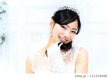 ウェディングドレス姿の花嫁 111256886