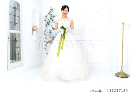 ウェディングドレス姿の花嫁 111257189