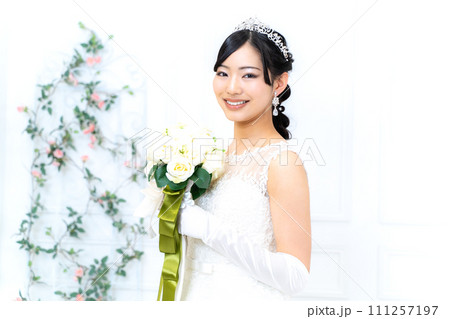 ウェディングドレス姿の花嫁 ウェディングドレス姿の花嫁 111257197