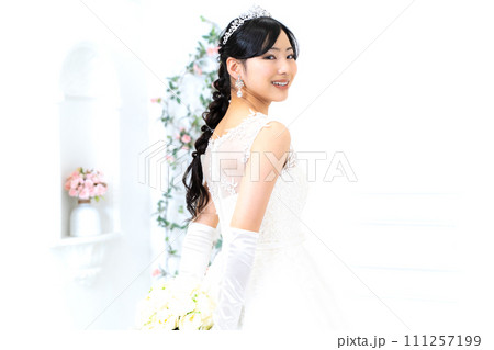 ウェディングドレス姿の花嫁 111257199