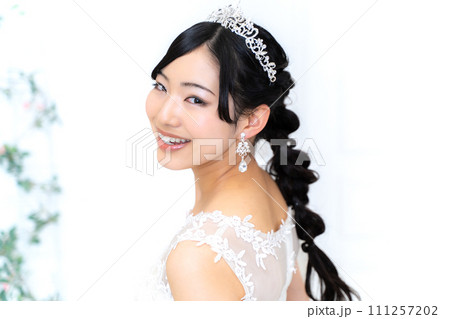 ウェディングドレス姿の花嫁 111257202