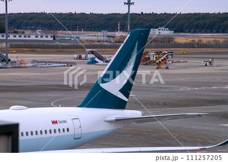 日本の千葉都市景観　成田空港第2からキャセイパシフィック航空などを望む 111257205