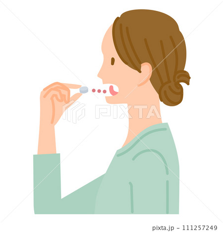 花粉症の舌下免疫療法イメージ（女性がスギ花粉エキスの錠剤を舌に置く） 111257249