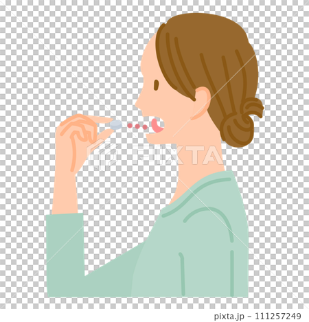 花粉症の舌下免疫療法イメージ（女性がスギ花粉エキスの錠剤を舌に置く） 111257249