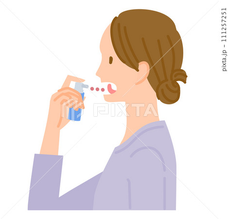 花粉症の舌下免疫療法イメージ（女性がスギ花粉エキスの液体を滴下） 111257251