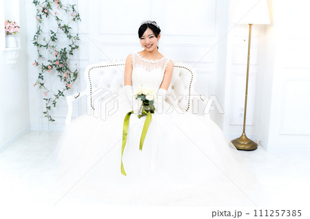 ウェディングドレス姿の花嫁 ウェディングドレス姿の花嫁 111257385