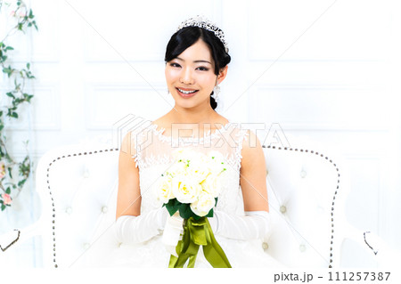 ウェディングドレス姿の花嫁 111257387