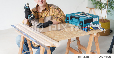 DIYをする中年男性 111257456