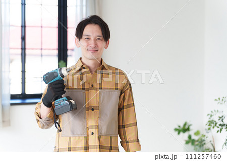 DIYをする中年男性 111257460