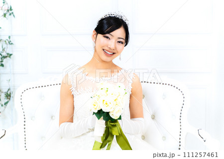 ウェディングドレス姿の花嫁 111257461