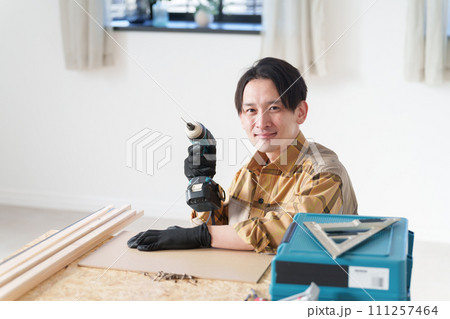DIYをする中年男性 DIYをする中年男性 111257464