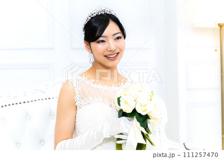 ウェディングドレス姿の花嫁 ウェディングドレス姿の花嫁 111257470