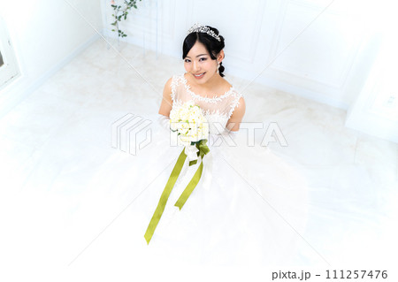 ウェディングドレス姿の花嫁 111257476