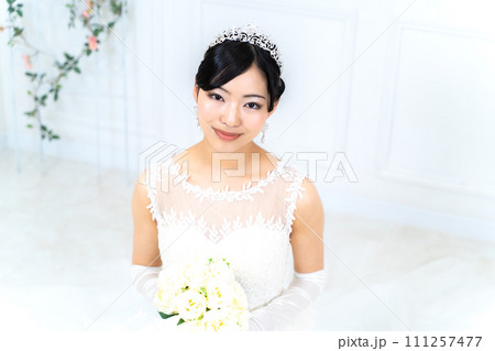 ウェディングドレス姿の花嫁 111257477