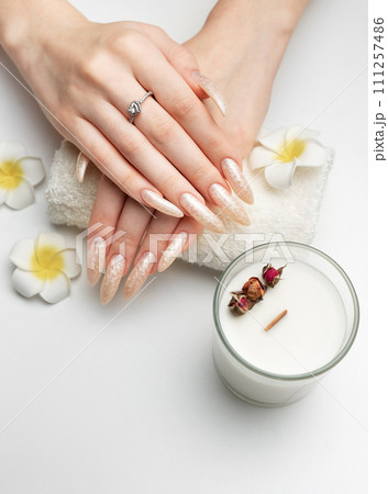 Hand of a young woman with white pearl  manicure 111257486
