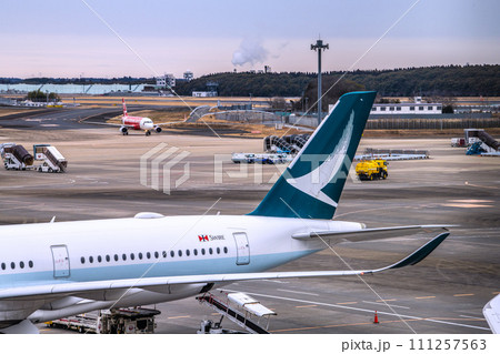 日本の千葉都市景観 成田空港第2からキャセイパシフィック航空などを望む。次々と旅客機が… 日本の千葉都市景観 成田空港第2からキャセイパシフィック航空などを望む。次々と旅客機が… 111257563