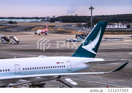 日本の千葉都市景観　成田空港第2からキャセイパシフィック航空などを望む。次々と旅客機が… 111257565