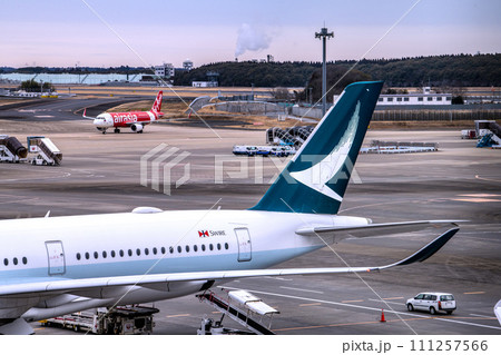 日本の千葉都市景観　成田空港第2からキャセイパシフィック航空などを望む。次々と旅客機が… 111257566