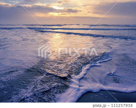朝陽に輝く冬の海 九十九里浜 朝陽に輝く冬の海 九十九里浜 111257938