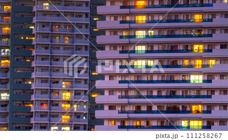 夜のとばりがおりるマンション生活イメージ 111258267