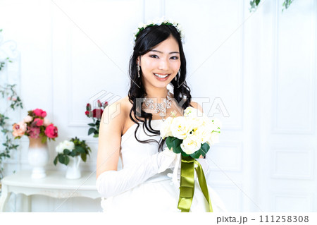 ウェディングミニドレスの花嫁 ウェディングミニドレスの花嫁 111258308