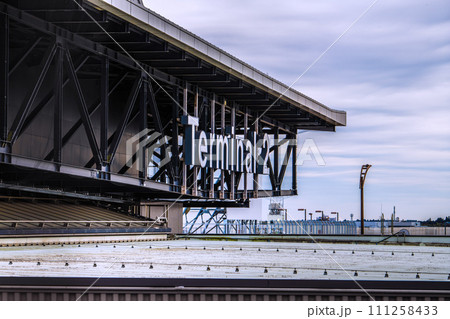 日本の千葉都市景観 成田空港第2から「Terminal2」を望む 日本の千葉都市景観 成田空港第2から「Terminal2」を望む 111258433