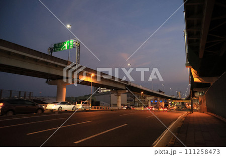 神戸市 国道2号線 兵庫付近の夜景 神戸市 国道2号線 兵庫付近の夜景 111258473