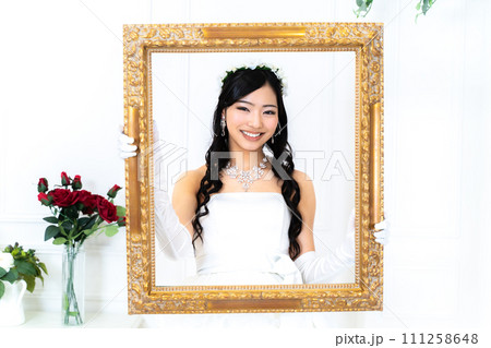 額縁の花嫁 111258648