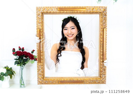 額縁の花嫁 111258649