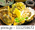 カキ小屋皿に盛られた牡蠣と牡蠣 111258672
