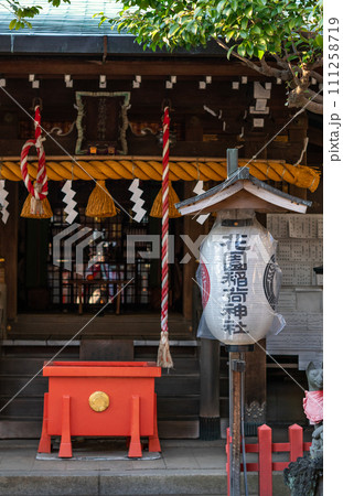 東京上野の花園神社です。外国の方が多く人気スポットです 111258719
