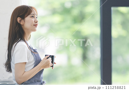 マグカップを持つ女性 マグカップを持つ女性 111258821
