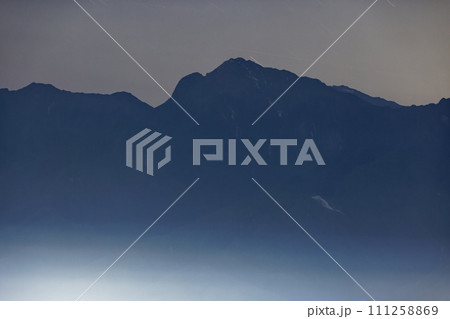 八ヶ岳連峰・天女山から見る甲斐駒ヶ岳の夜景 八ヶ岳連峰・天女山から見る甲斐駒ヶ岳の夜景 111258869