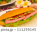 特製ハムとトマトのサンド 111259145