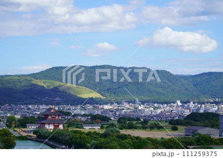 若草山と奈良の町並み 111259375