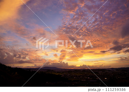 秋の夕景・雲の芸術 111259386
