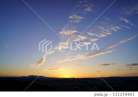 秋の夕焼け・流れる雲 秋の夕焼け・流れる雲 111259401
