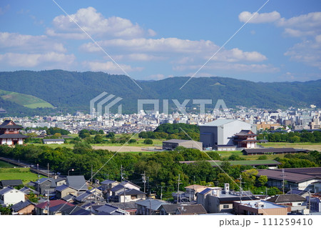 奈良市街地と工事中の東楼復元工事・西大寺より望む 111259410