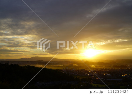 日没の秋の夕焼け・木津川市城址公園 111259424