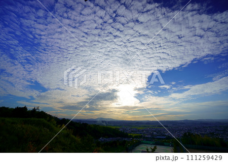 日没前の鱗雲の夕焼け・木津川市城址公園 日没前の鱗雲の夕焼け・木津川市城址公園 111259429