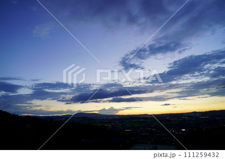 黄昏の生駒山シルエット 黄昏の生駒山シルエット 111259432