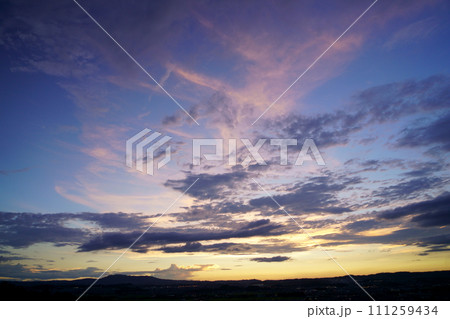 秋の夕暮れ生駒山 111259434