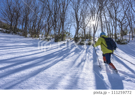 スノーシューで雪の中を歩く 大山鏡ヶ成 スノーシューで雪の中を歩く 大山鏡ヶ成 111259772