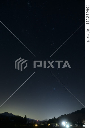 東の空、茅ヶ岳の上に昇った冬の星座、冬の星々 111259994