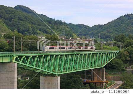 新桂川橋梁を走行する車両 新桂川橋梁を走行する車両 111260064